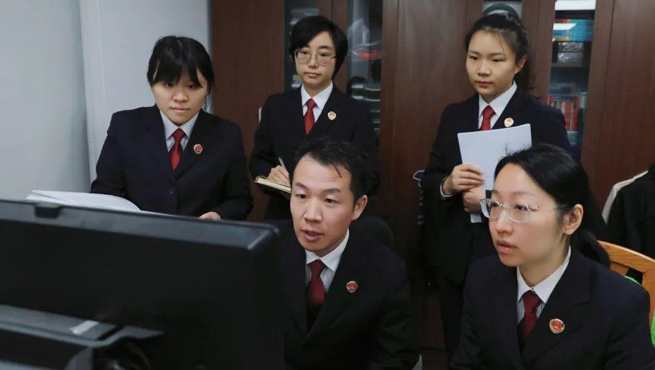 业务员推荐股票亏24万，他们到底判几年？