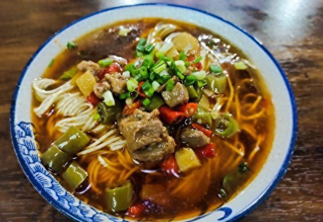 从月入1万到4万，小面店逆袭的四步“赚钱”策略